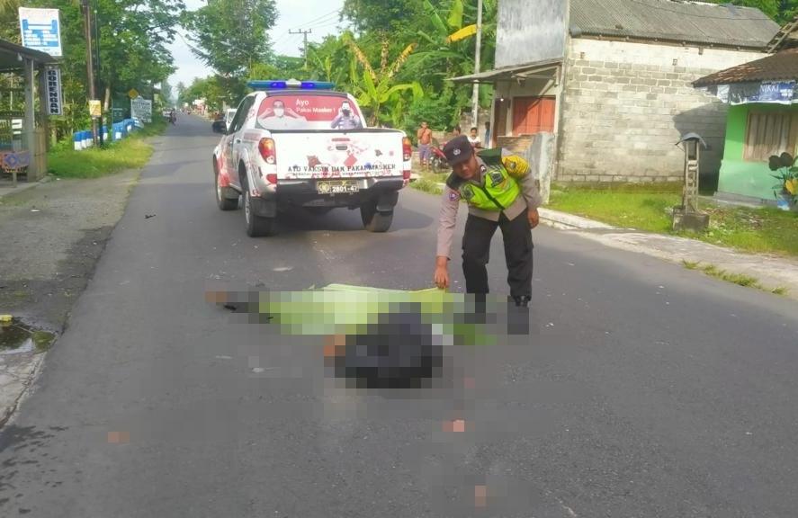 Polisi-mengecek-korban-kecelakaan-di-Jalan-Raya-Desa-Bendo-Blitar.jpg