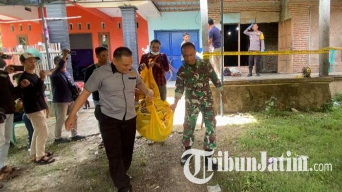 Polisi-mengevakuasi-jasad-ayah-di-ponorogo-yang-tewas-dibunuh-anak-kandung.jpg