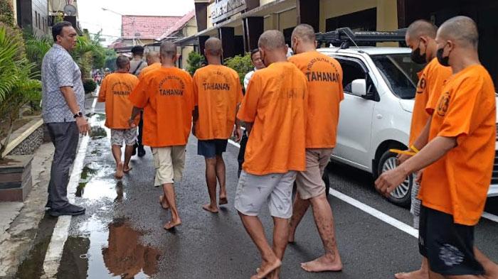 Polisi-menggiring-sejumlah-tersangka-kasus-kejahatan-yang-diungkap-selama-Operasi-Sikat-Semeru.jpg
