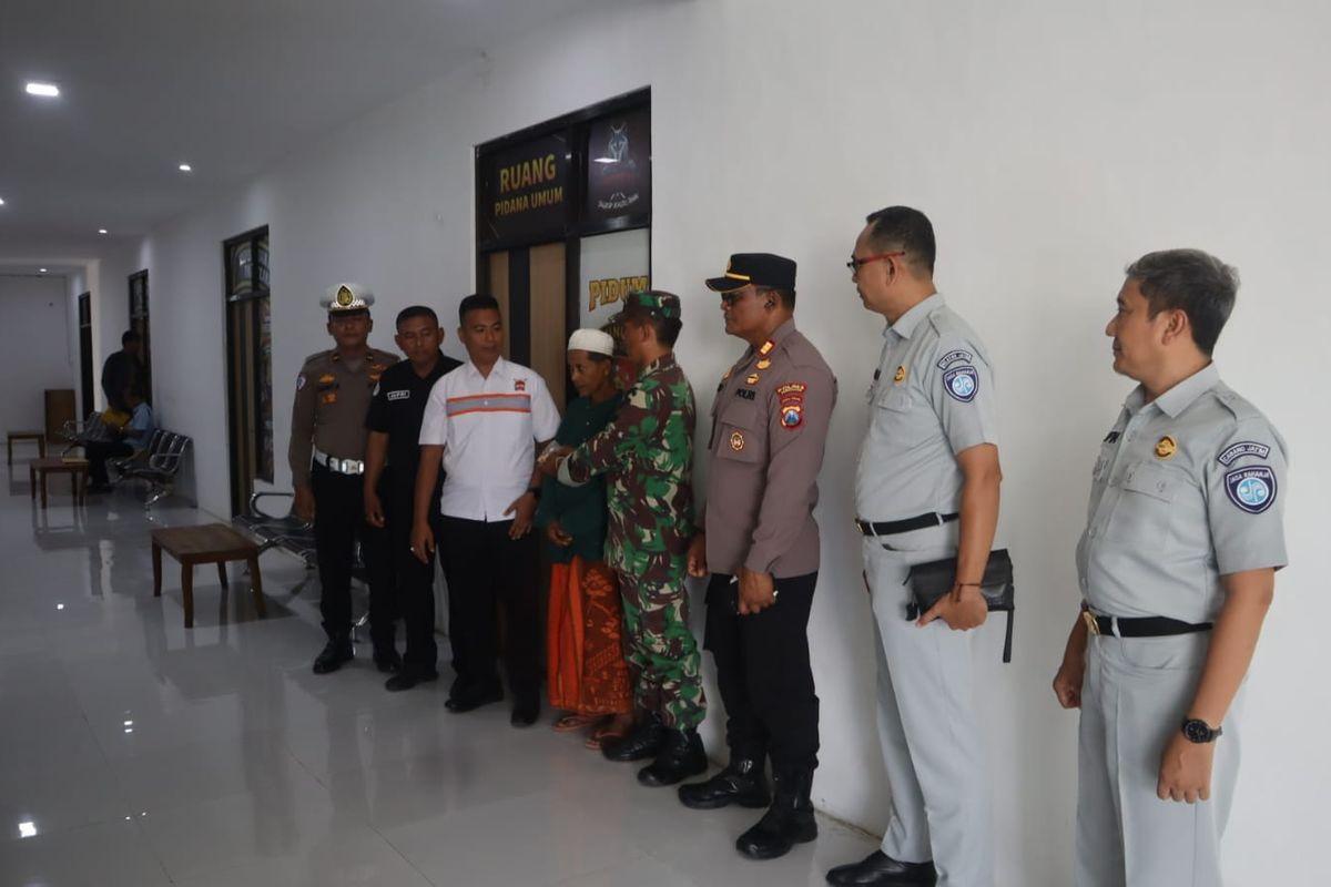Polisi-menyerahkan-barang-bukti-emas-kepada-keluarga-korban-jambret-di-Pamekasan-Jumat.jpg