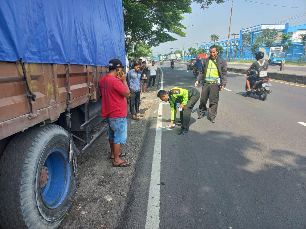 Nasib Nahas Pria Tewas Tertabrak Truk Saat Ganti Ban di Tepi Jalan di Sidoarjo, Kondisi Mengenaskan