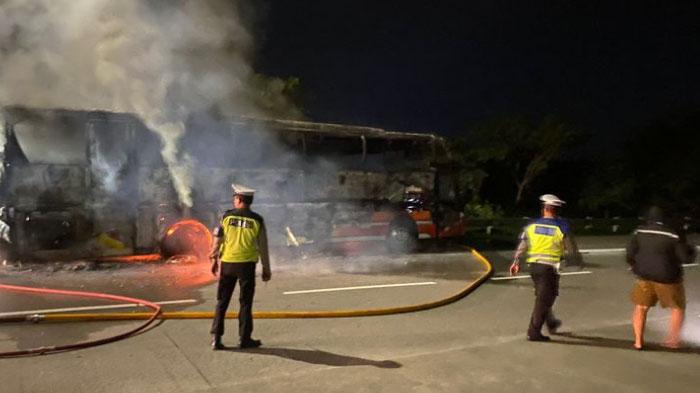 Polisi-saat-melakukan-olah-TKP-kebakaran-bus-antarkota-milik-PO-Rosalia-Indah.jpg