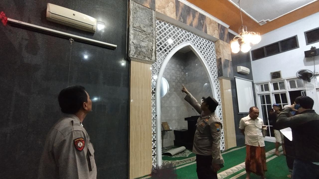 Polisi-saat-mengecek-lokasi-kejadian-keramik-dinding-Masjid-Al-Falah-jatuh.jpg