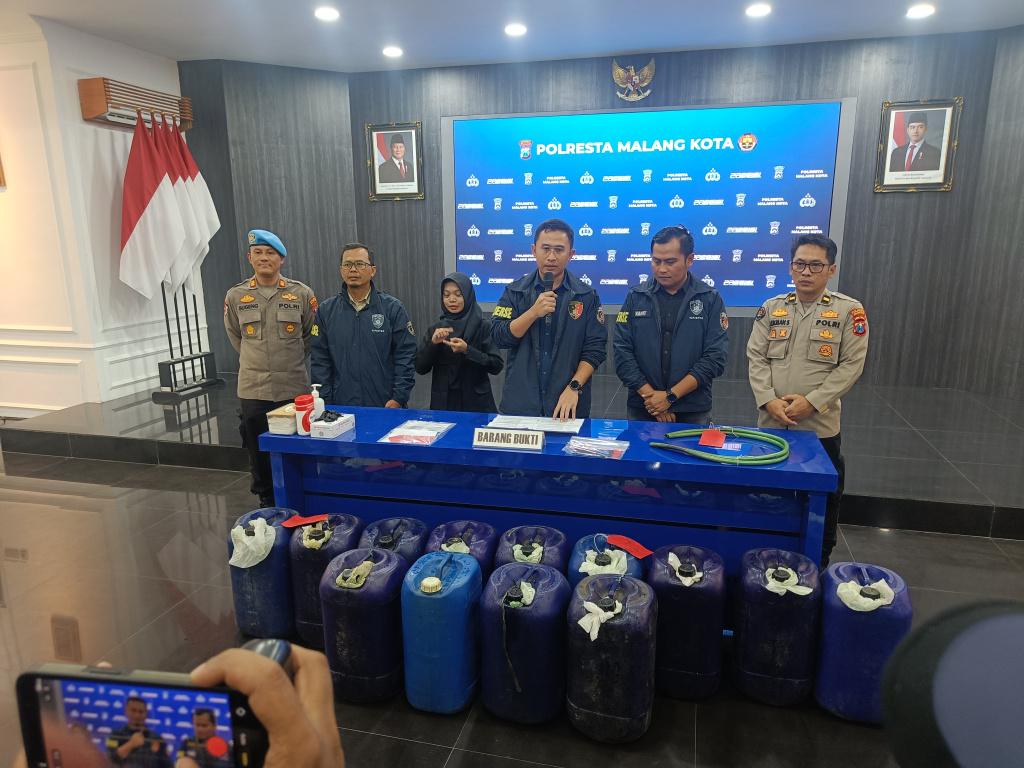 Polisi-saat-menunjukkan-barang-bukti-dari-pengungkapan-praktek-ilegal-penjualan-Bahan.jpg