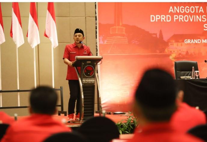 Politisi-muda-Deni-Wicaksono-resmi-dipilih-oleh-DPP-PDI-Perjuangan-sebagai-wakil-ketua.jpg
