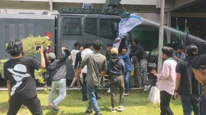 Polres-Bangkalan-massa-Himpunan-Mahasiswa-Islam-HMI-tembakan-air-aksi-unjuk-rasa.jpg