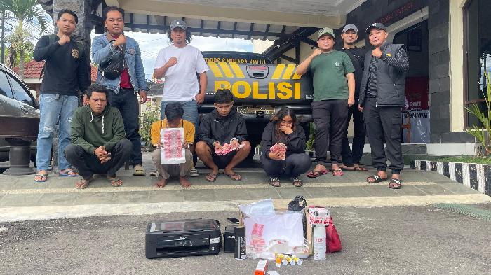 Polres-Batu-menangkap-tiga-pelaku-pengedar-uang-palsu-di-Kota-Batu.jpg