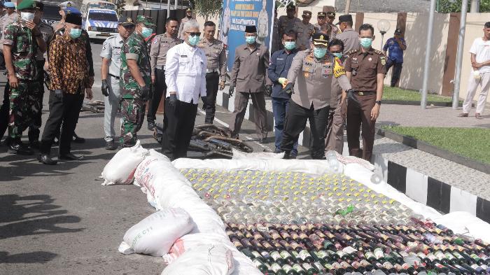 Ribuan Botol Miras Dilindas Alat Berat di Blitar, Puluhan Knalpot Brong Digerinda