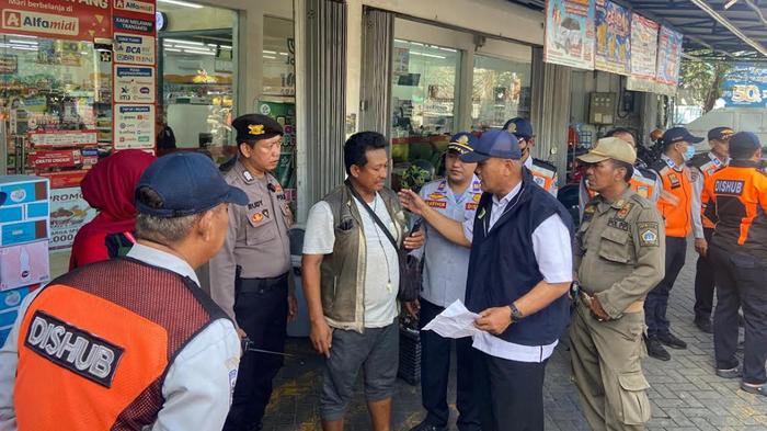 Petugas Gabungan Merazia Jukir Liar yang Resahkan Warga Gresik, Temukan Lima Pelanggaran