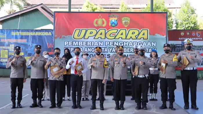 Sukses Jalankan Tugas, Polres Kediri Berikan Penghargaan pada 6 Anggota Berprestasi