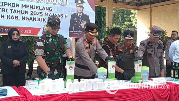 Polres-Nganjuk-memusnahkan-barang-bukti-hasil-Operasi-Cipta-Kondisi-jajaran-Satreskrim-Satlantas.jpg