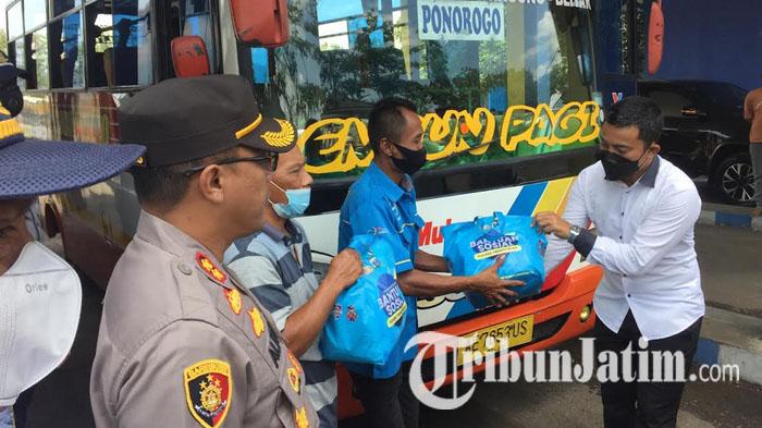 Polres-Trenggalek-menyerahkan-bantuan-kepada-sopir-dan-kernet-bus-di-Terminal-Surodakan.jpg
