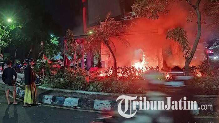 Pos-polisi-dekat-kbs-dibakar-massa-aksi-demo-Demo-Mahasiswa-di-Grahadi-Ricuh-pos-polisi-dibakar.jpg