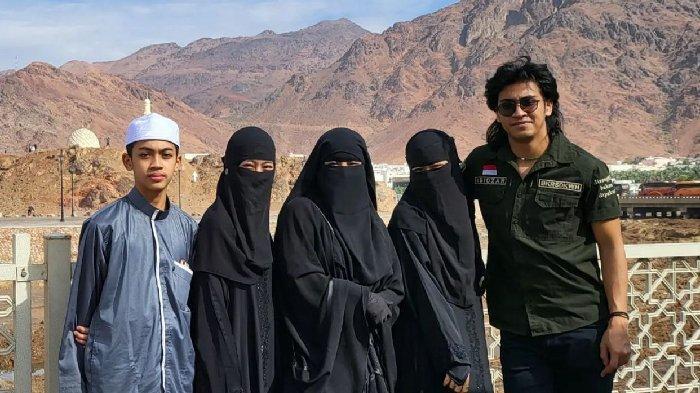 Potret-Abidzar-Al-Ghifari-saat-umrah-bersama-keluarganya.jpg
