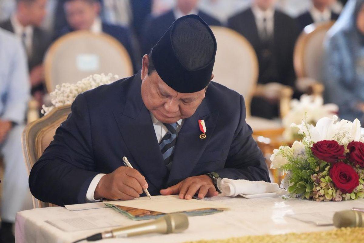 Prabowo-meneteskan-air-mata-dalam-pernikahan-Sekretaris-Pribadinya-Agung-Surahman.jpg