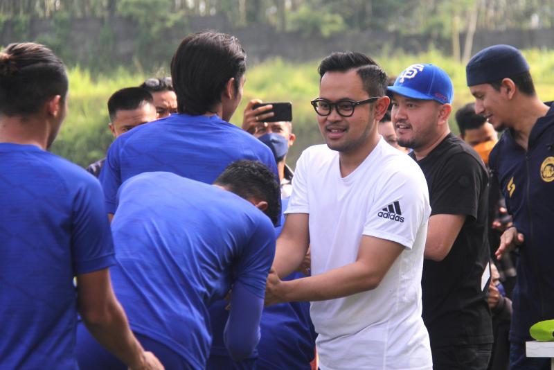 Presiden-Arema-FC-Gilang-Widya-Pramana-bersalaman-dengan-pemain-dalam-sesi-latihan-perdana.jpg
