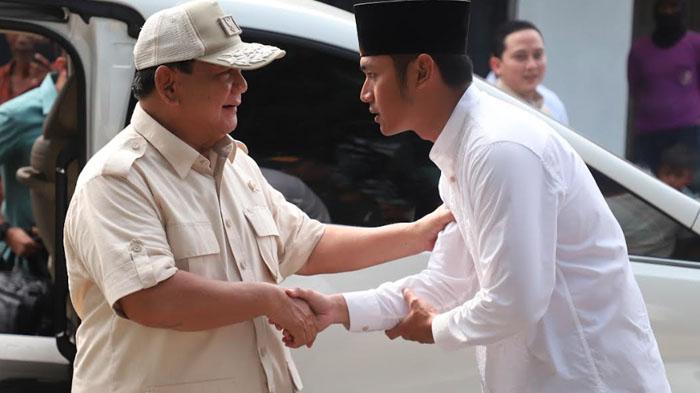 Presiden-Prabowo-Subianto-saat-berkunjung-ke-Tuban-Bupati-Tuban-Aditya-Halindra-Faridzky-dan-prabowo.jpg