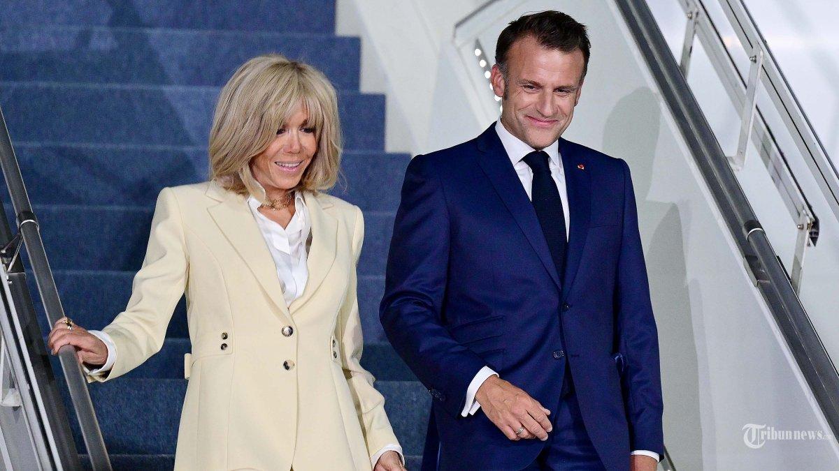 Presiden-Prancis-Emmanuel-Macron-bersama-istri-Brigitte-Macron-TNI-AU-Halim-Perdanakusuma.jpg