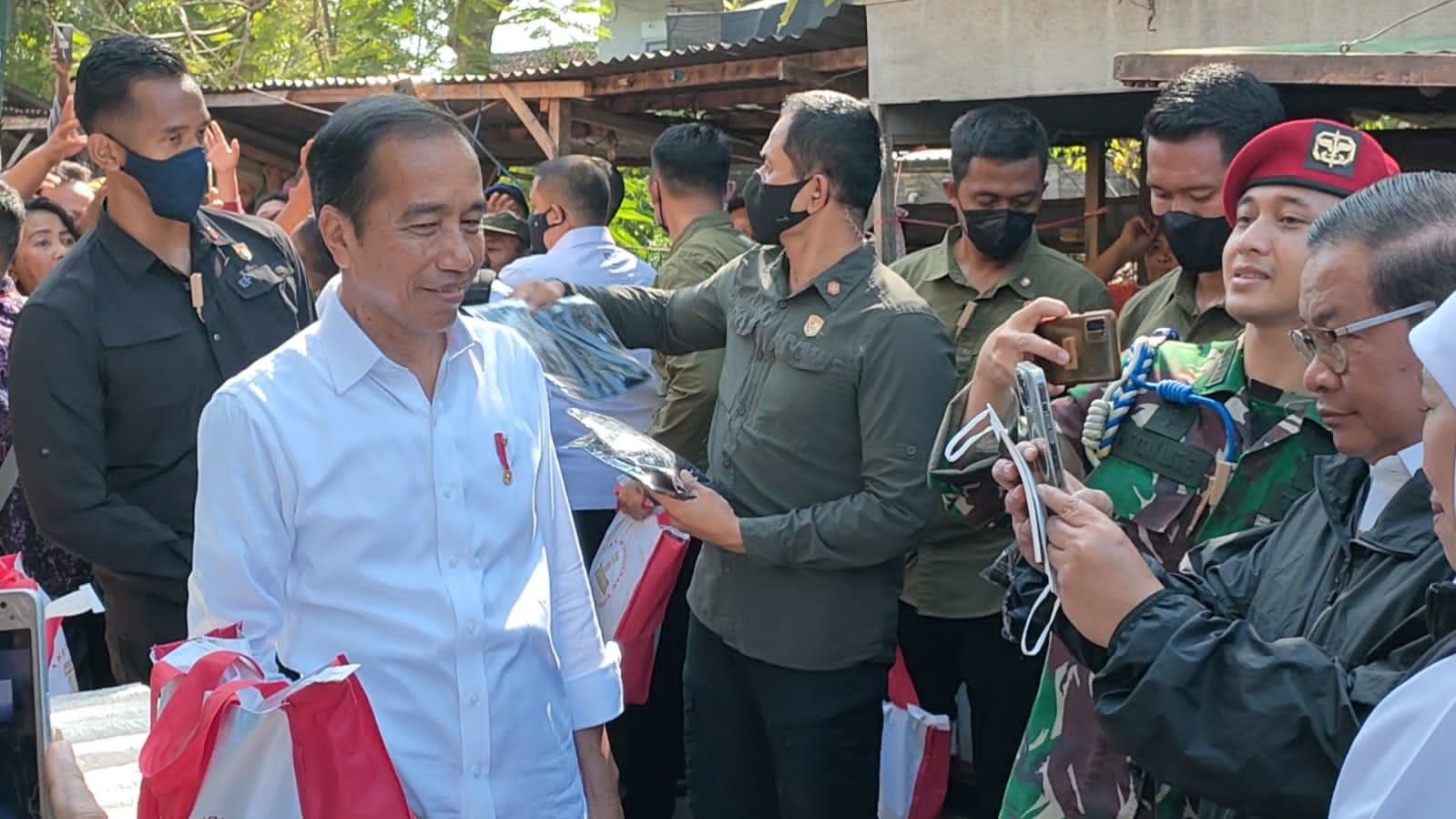 Presiden-Republik-Indonesia-Joko-Widodo-saat-menyapa-warga-dan-pedagang.jpg