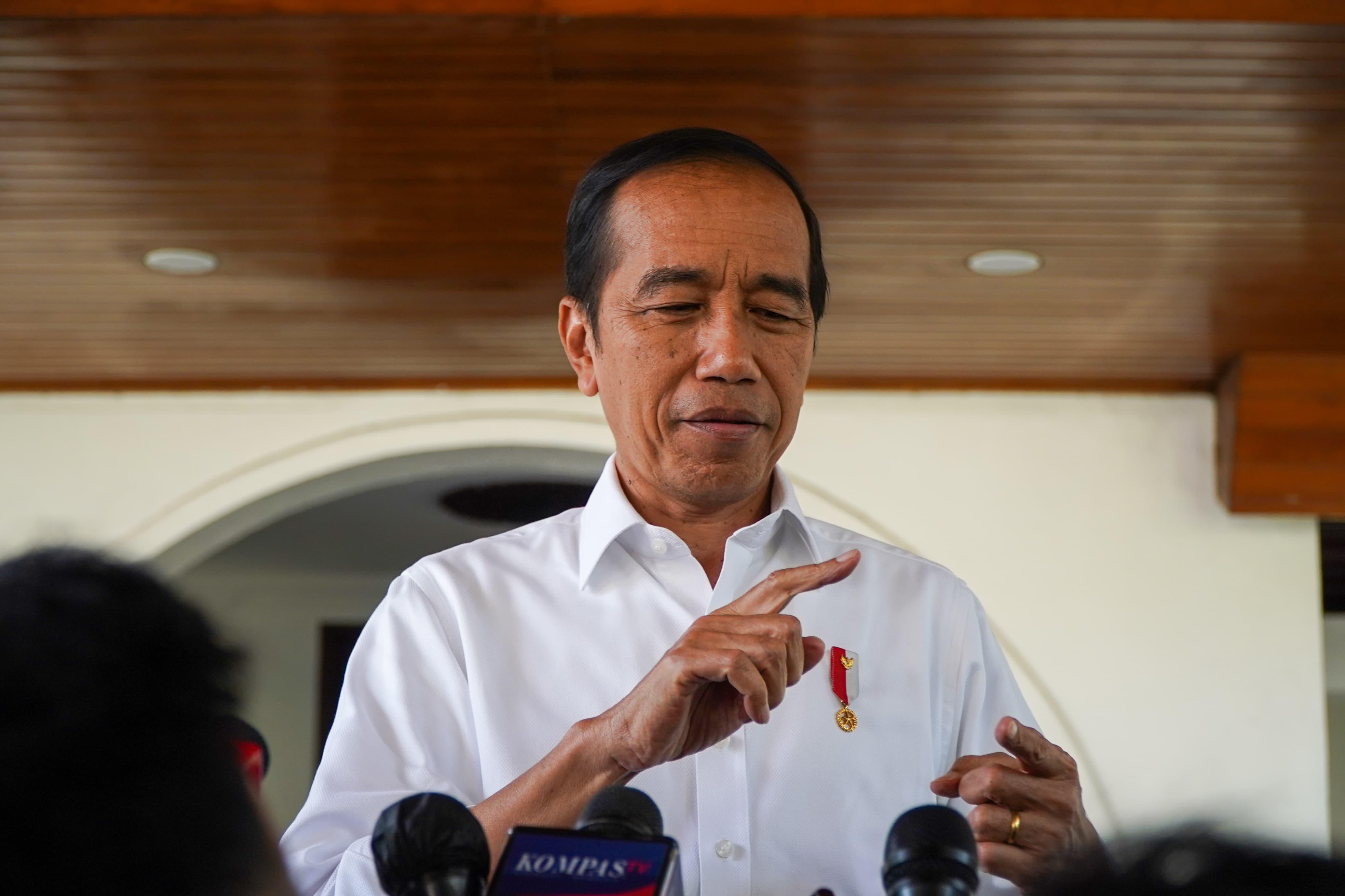 Presiden-ke-7-RI-Joko-Widodo-alias-Jokowi-Pakar-telematika-Roy-Suryo-ijazah-palsu.jpg