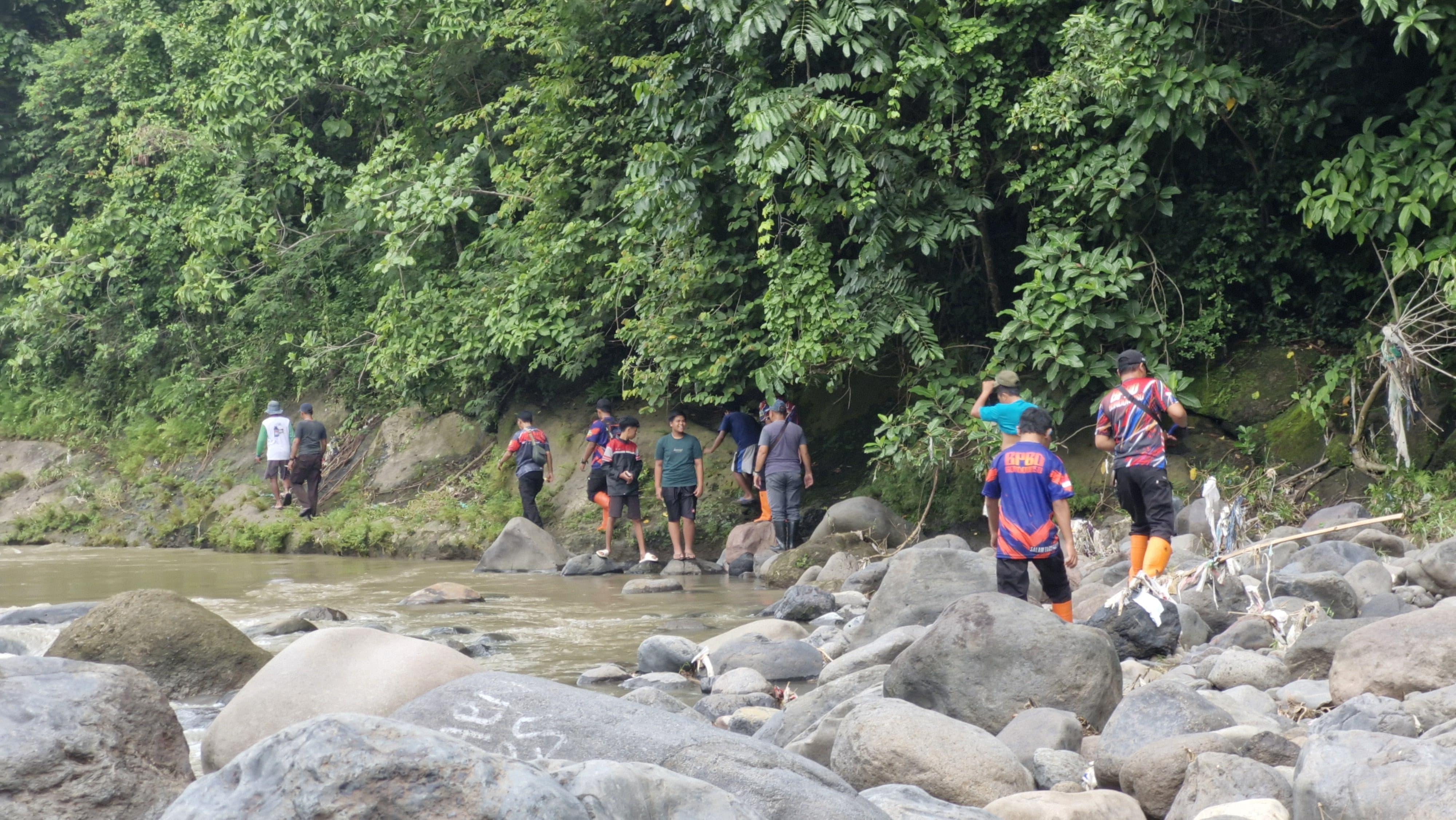 Pria-asal-Madura-bernama-Adi-Yanto-45-dikabarkan-hilang-di-aliran-Sungai-Sampean-Baru.jpg