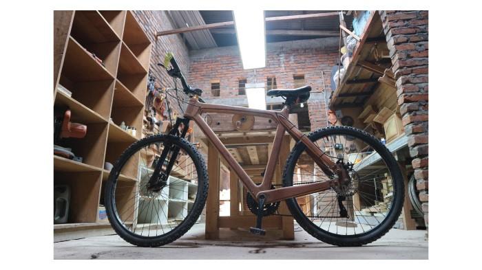 Tren Bersepeda Semakin Naik, Perajin Lokal Asal Sidoarjo Ini Hadirkan Sepeda Kayu Kikajeng