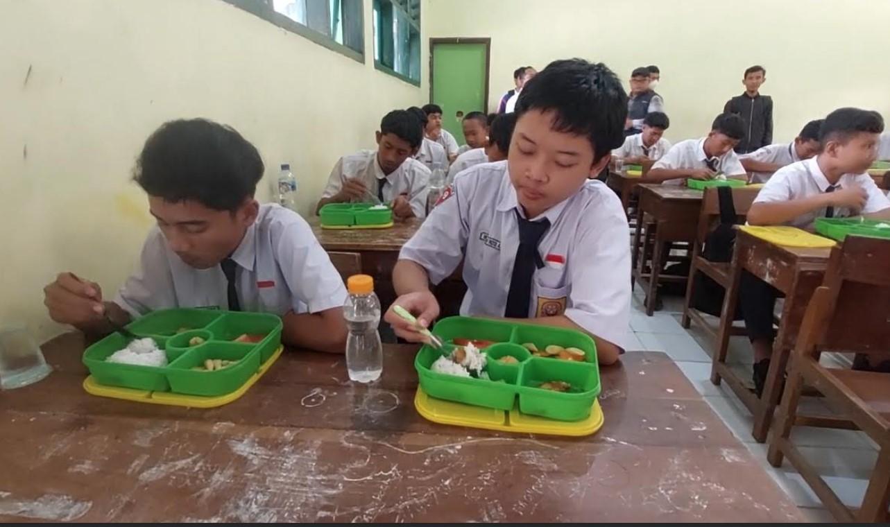 Program-Makan-Bergizi-Gratis-di-SMP-N-1-Kayen-Kidul-Senin-1312025.jpg