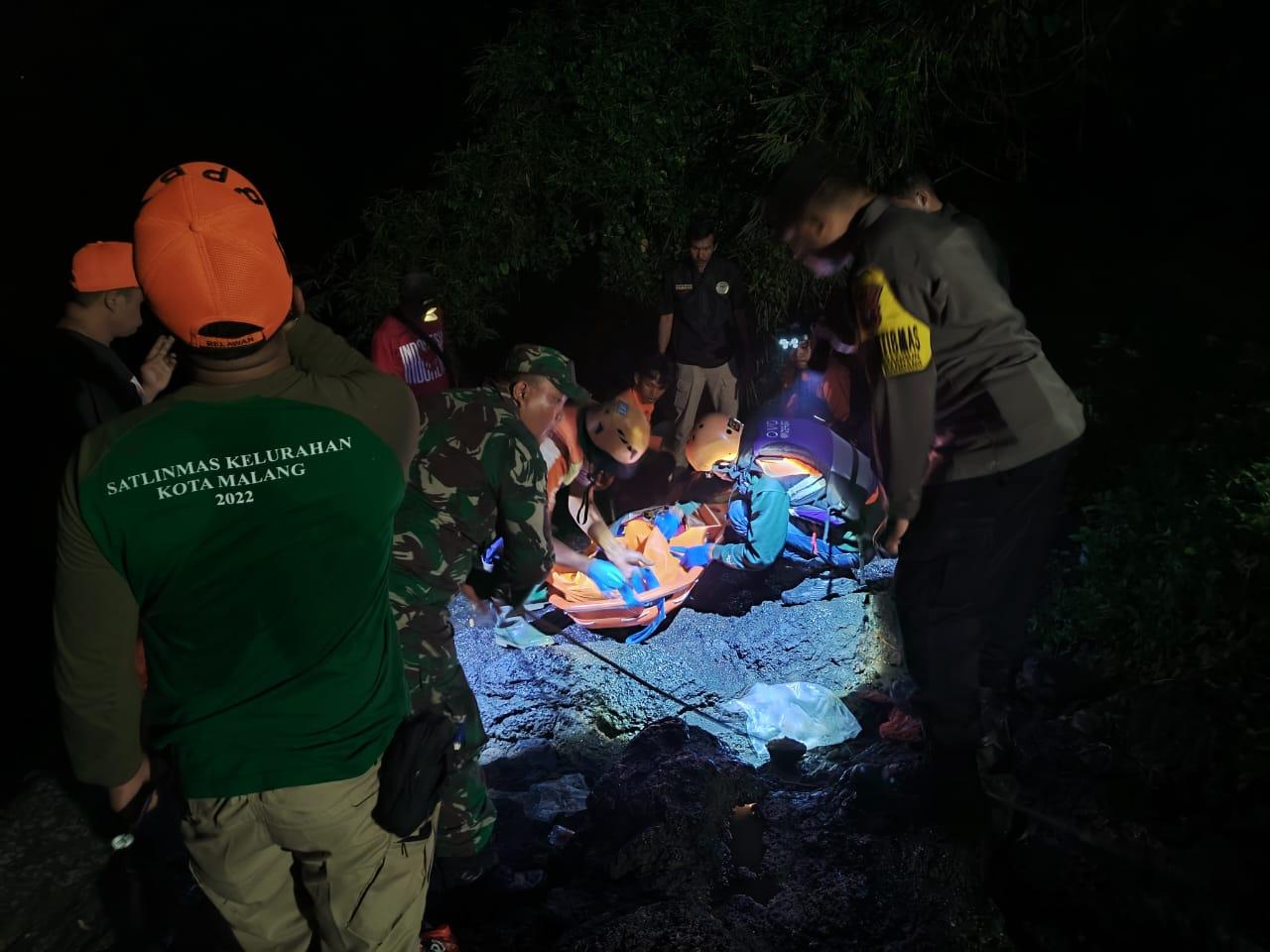 Proses-evakuasi-jenazah-tanpa-identitas-yang-ditemukan-mengamba.jpg