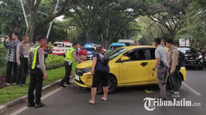 Proses-evakuasi-mobil-Daihatsu-Ayla-yang-masuk-ke-area-taman-dan-menabrak-pohon-di-Kota-Malang.jpg