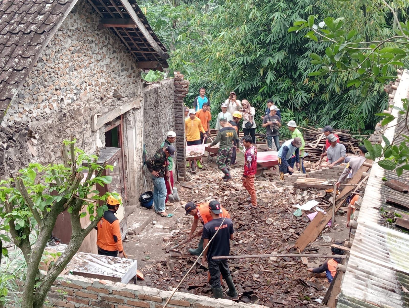 Proses-penanganan-rumah-ambrol-akibat-hujan-deras-di-Magetan.jpg