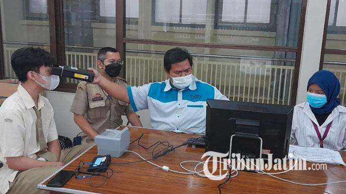 Proses-perekaman-KTP-elektronik-di-Pemkot-Surabaya-ilustrasi-e-ktp.jpg