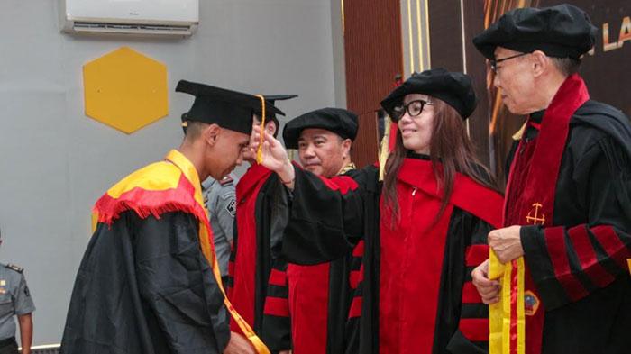Prosesi-wisuda-15-warga-binaan-Lapas-Kelas-I-Madiun-usai-menuntaskan-Pendidikan-Diploma-1-Teologi.jpg