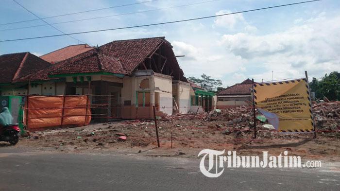Puing-puing-masih-berserakan-di-bekas-gedung-Puskesmas-Banjarejo-Tulungagung-yang-dihancurkan.jpg