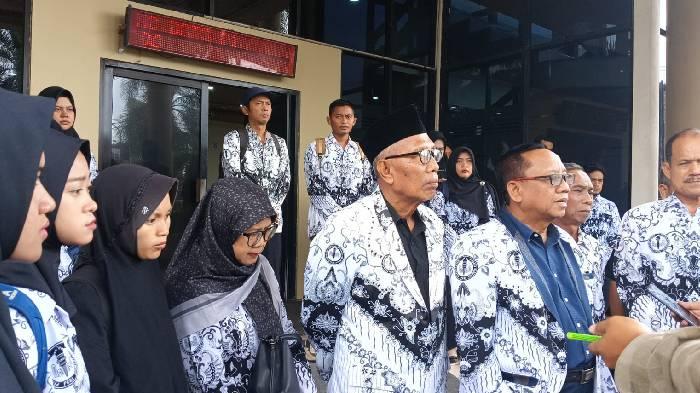 Puluhan-Guru-Honorer-datangi-Gedung-DPRD-Jember-usai-kelulusan-PPPK-dibatalkan.jpg