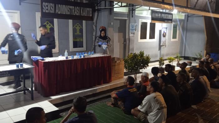 Puluhan-Napi-antre-mengikuti-tes-urine-di-Lapas-Jember.jpg
