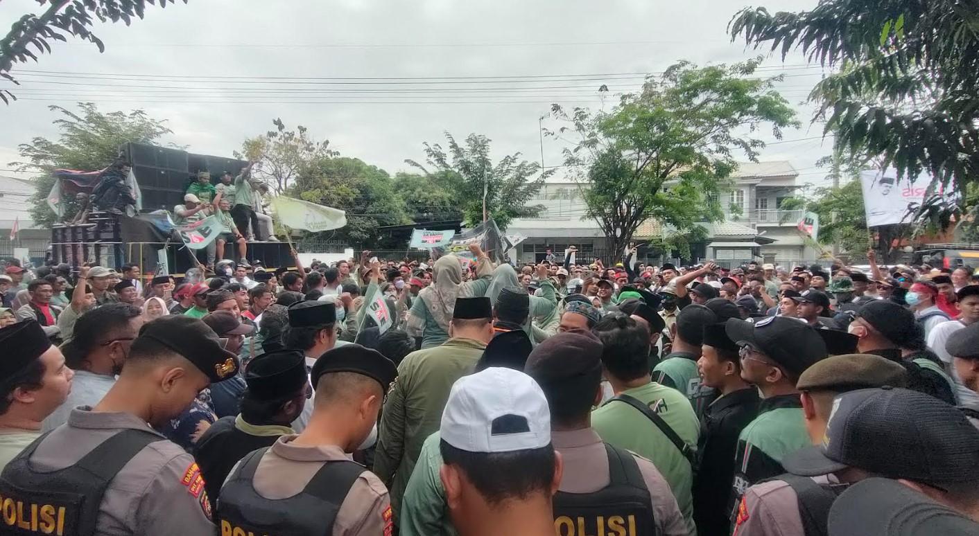 Puluhan-ribu-pendukung-Gus-Haris-Lora-Fahmi-menyesaki-depan-kantor-KPU-Kabupaten-Probolinggo.jpg