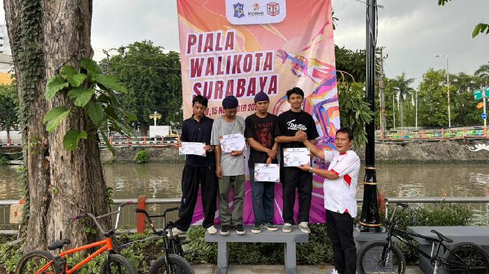 Puluhan-rider-BMX-bersaing-menunjukkan-keterampilan-dalam-ajang-Piala-Walikota-Surabaya-2025.jpg