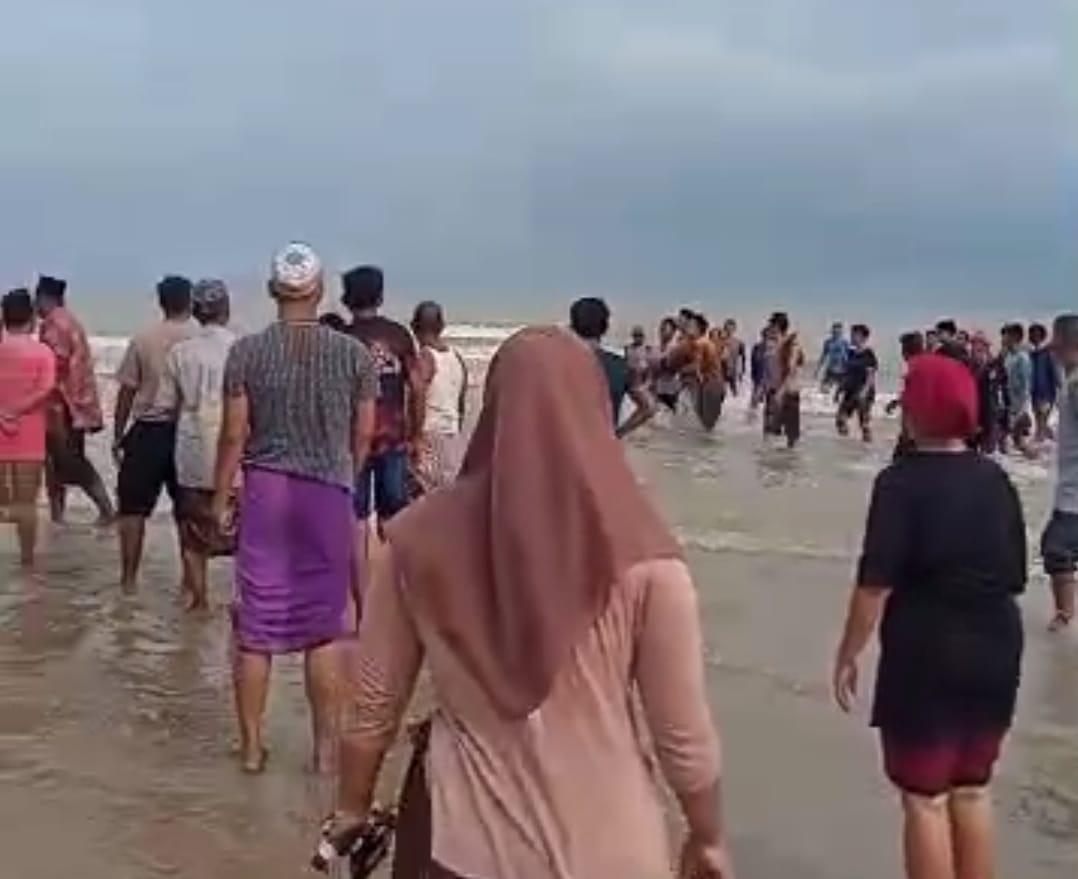 Puluhan-warga-menyaksikan-proses-evakuasi-tiga-korban-tenggelam-di-Desa-Sokobanah-Daya.jpg