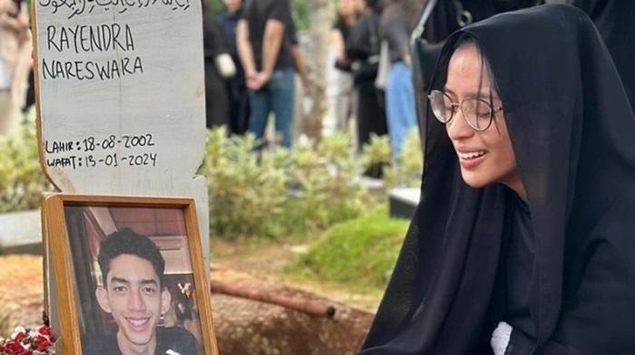 Putri-Dede-Yusuf-Kaneishia-Yusuf-mencuri-simpati-usai-mengabarkan-sang-kekasih-meninggal-dunia.jpg