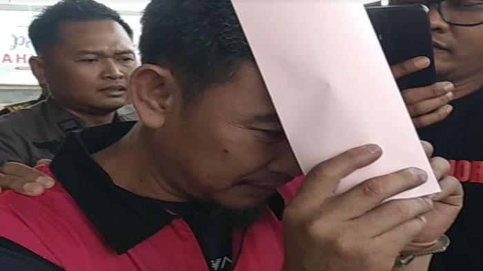 RS-tersangka-pengemplang-pajak-saat-dibawa-ke-mobil-untuk-dilakukan-penahanan-menutup-diri.jpg