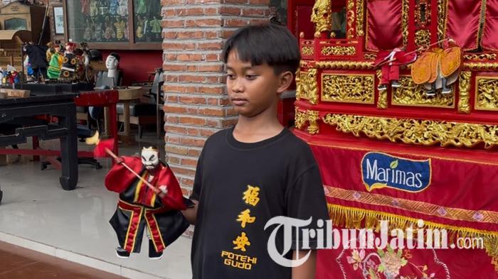Rasya-Muhammad-Atahiya-dalang-cilik-Wayang-Potehi-saat-berada-di-Museum-Wayang-Potehi.jpg