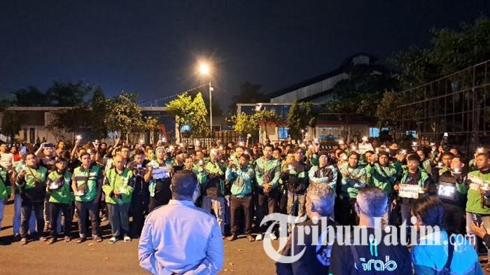 Ratusan-driver-ojek-online-di-Tuban-menggelar-doa-bersama.jpg