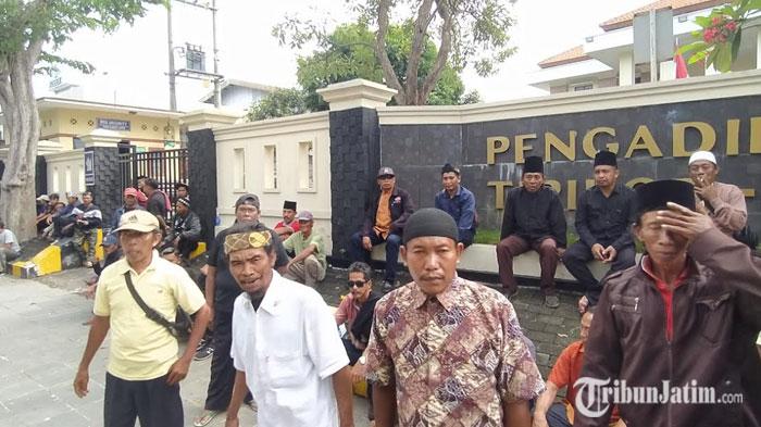 Ratusan-orang-pendukung-Eks-Bupati-Probolingg-padati-Pengadilan-Negeri-Tipikor-Surabaya.jpg