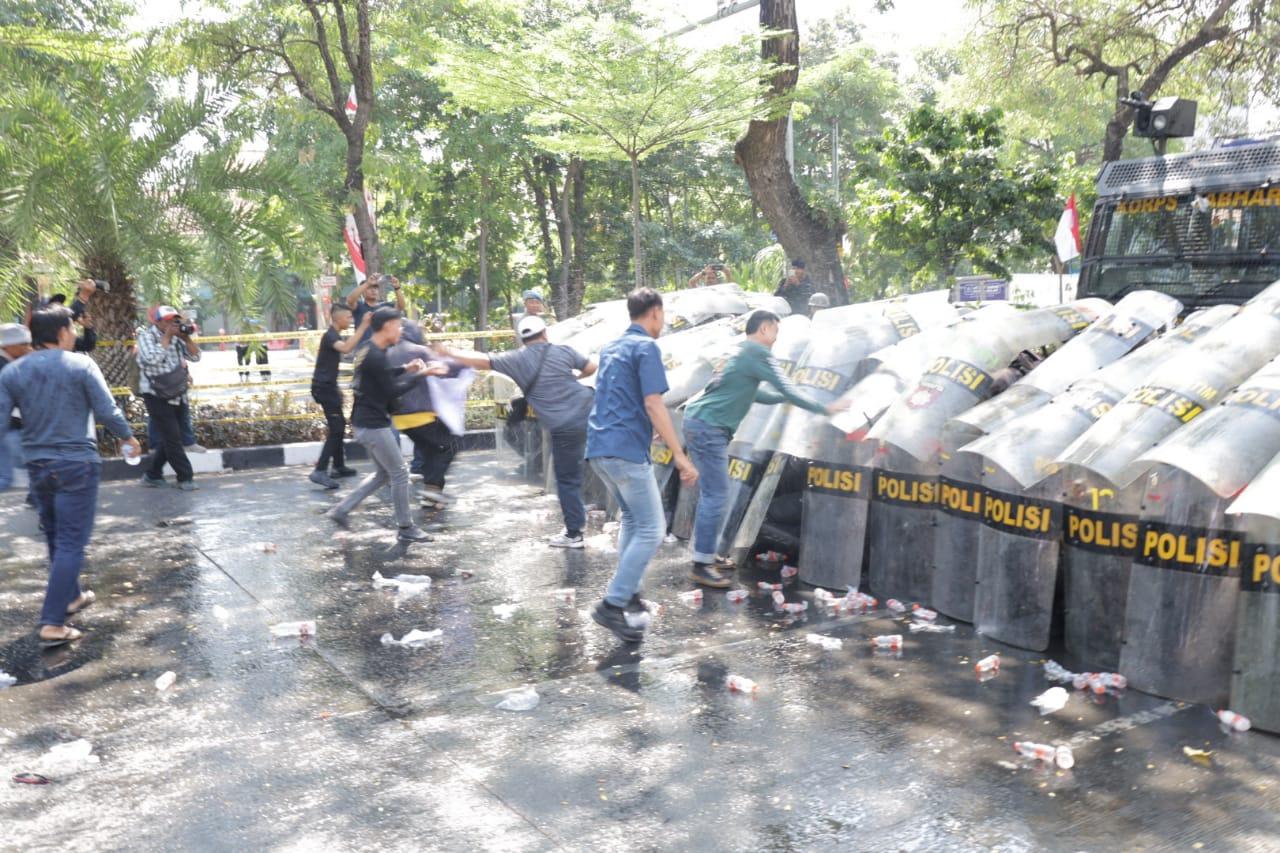 Simulasi Pengamanan Jelang Pilkada 2024 di Surabaya, Uji Kesiapan Petugas dari Ancaman Keamanan