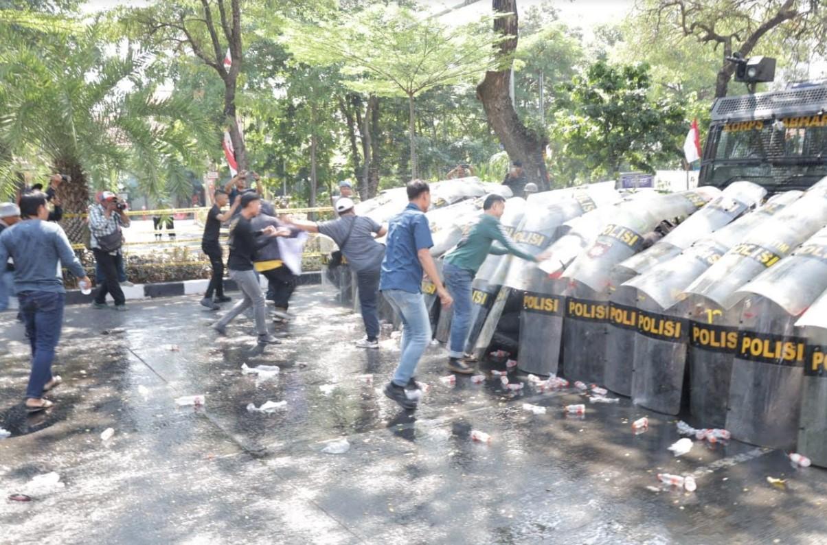 Ratusan-polisi-membuat-skenario-sedang-menghadapi-demo-Pilkada-di-depan-KPU.jpg