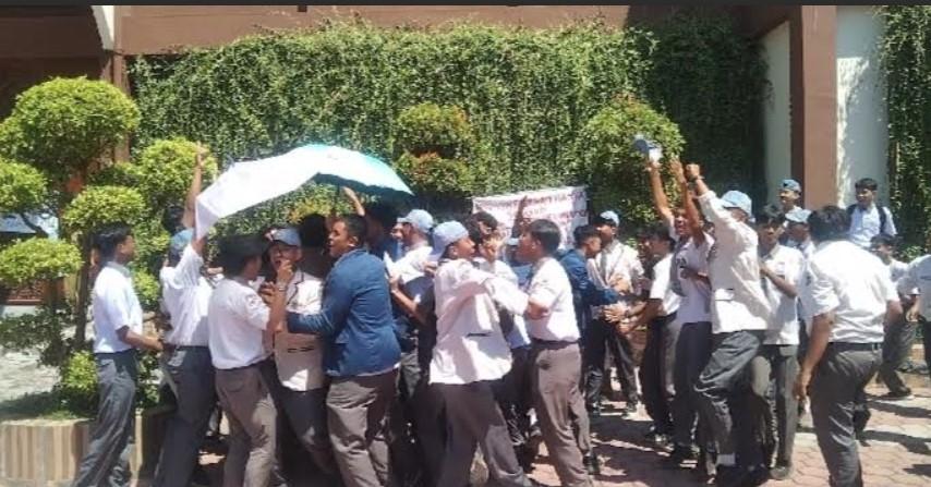 Protes Penebangan Pohon, Ribuan Siswa SMAN 2 Situbondo Geruduk Sekolahnya, Desak Kepsek Mundur