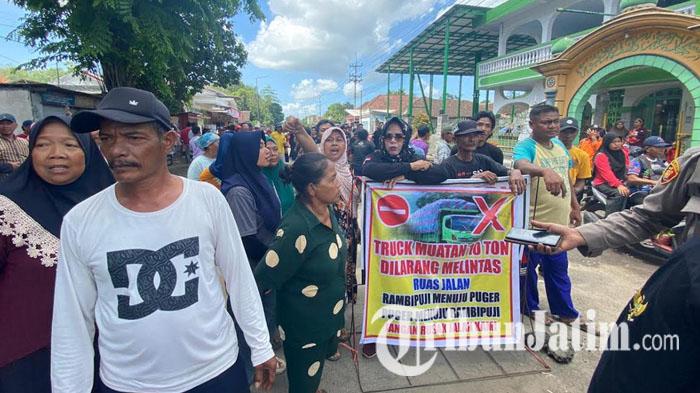 Ratusan-warga-Kecamatan-Puger-Jember-menggelar-aksi-blokade-jalan-di-Desa-Kasiyan-Timur.jpg