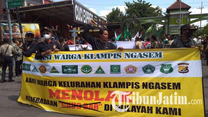 BREAKING NEWS - Warga Klampis Surabaya Desak Chug Bar Ditutup, Buntut Pengeroyokan Karyawan