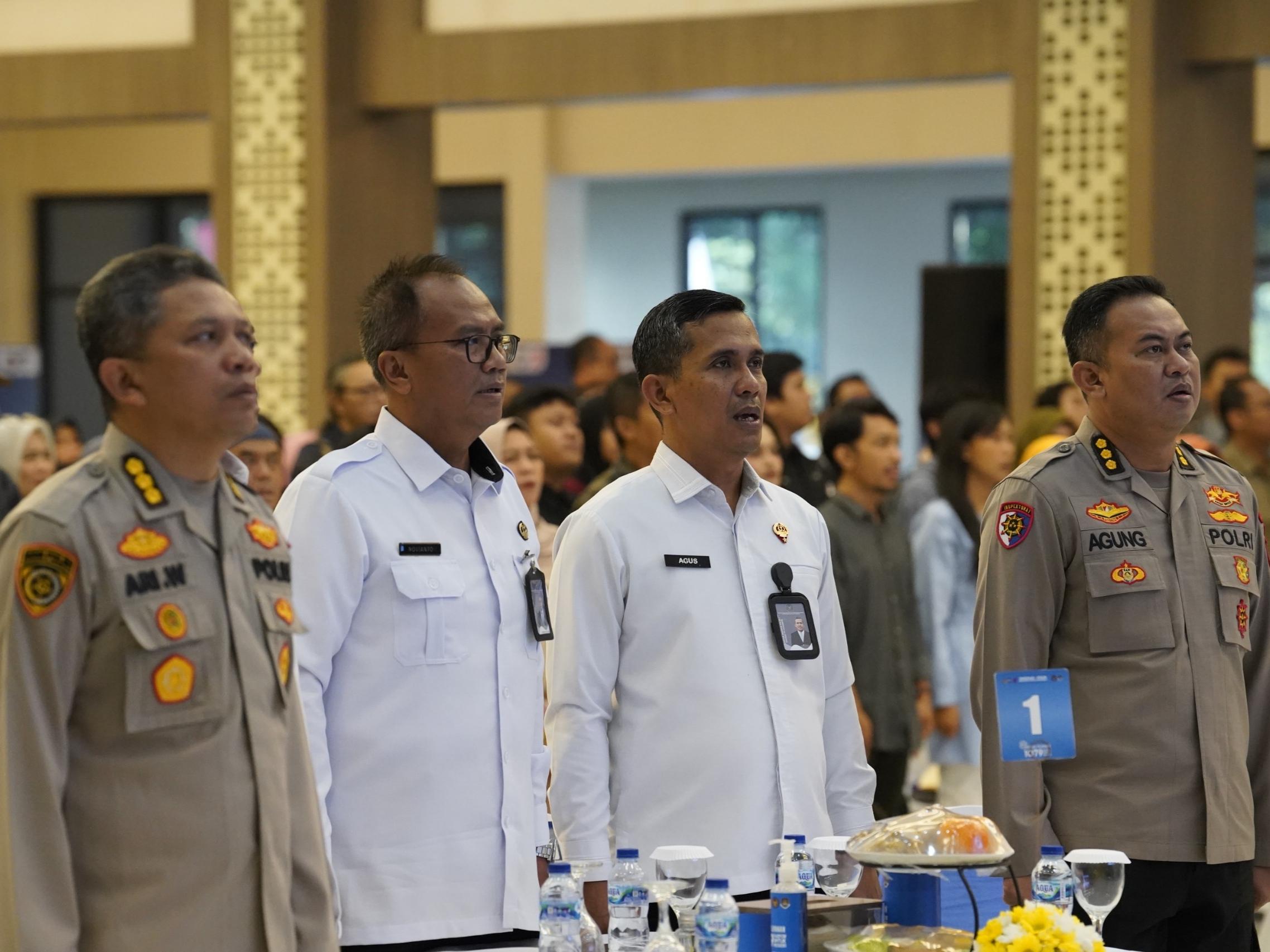 Rayakan-HUT-Bhayangkara-ke-79-Imigrasi-Surabaya-dan-Polda-Jatim-Terbitkan-1079-Paspor.jpg
