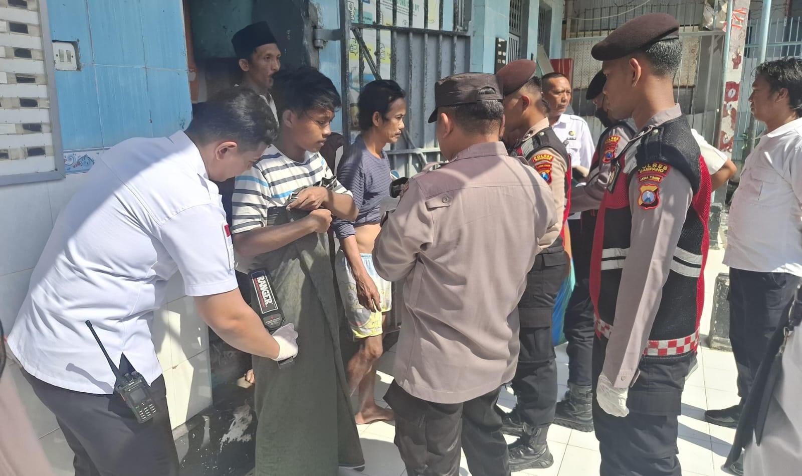 Razia-Mendadak-Satu-per-Satu-Kamar-Hunian-Diperiksa-Rutan-Sampang-Temukan-Barang-Terlarang.jpg